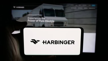 Stuttgart, Almanya - 12-03-2025: Web sayfasının önünde ekranda ABD 'li otomotiv şirketi Harbinger Motors Inc.' in logosunu taşıyan kişi. Telefon ekranına odaklan.