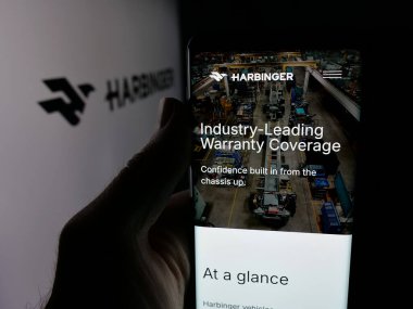 Stuttgart, Almanya - 12-03-2025: ABD 'li otomotiv şirketi Harbinger Motors Inc.' in web sayfası olan cep telefonu logonun önünde ekranda. Telefon ekranının merkezine odaklan.