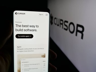 Stuttgart, Almanya - 12-03-2025: Ai yazılım şirketi İmleç 'in (Anysphere Inc.) web sayfası olan cep telefonu logonun önünde ekranda. Telefon ekranının merkezine odaklan.