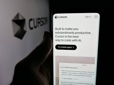 Stuttgart, Almanya - 12-03-2025: Ai yazılım şirketi İmleç 'in (Anysphere Inc.) web sayfası logonun önünde duran kişi. Telefon ekranının merkezine odaklan.