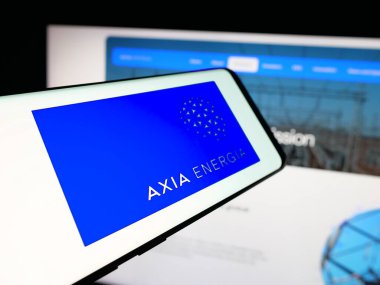 Stuttgart, Almanya - 12-03-2025: İnternet sitesinin önünde üzerinde enerji şirketi Axia Energia 'nın (Electrobras) logosu bulunan akıllı telefon. Telefon ekranının merkez soluna odaklan.