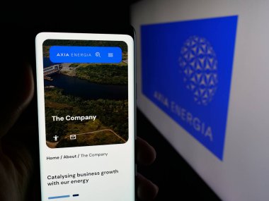 Stuttgart, Almanya - 12-03-2025: Enerji şirketi Axia Energia 'nın (Electrobras) web sayfası olan cep telefonu logonun önünde ekranda. Telefon ekranının merkezine odaklan.