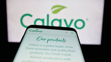 Stuttgart, Almanya - 12-03-2025: ABD 'li gıda şirketi Calavo Growers Inc.' in web sitesiyle birlikte logo önünde ekranda. Telefon ekranının sol üst kısmına odaklan.