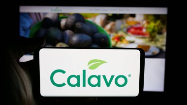 Stuttgart, Almanya - 12-03-2025: ABD 'li gıda şirketi Calavo Growers Inc.' in logosunun bulunduğu cep telefonu web sayfası önünde ekranda. Telefon ekranına odaklan.