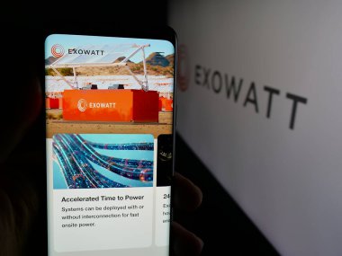 Stuttgart, Almanya - 12-03-2025: ABD 'li yenilenebilir enerji şirketi Exowatt Inc.' in web sayfası olan cep telefonu logonun önünde ekranda. Telefon ekranının merkezine odaklan.