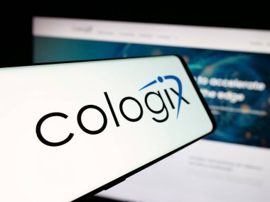 Stuttgart, Almanya - 12-05-2025: İnternet sitesi önünde ekranda ABD 'li veri merkezi Cologix Inc.' in logosuna sahip akıllı telefon. Telefon ekranının merkez soluna odaklan.
