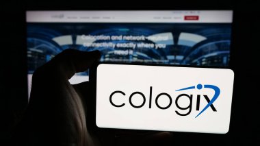 Stuttgart, Almanya - 12-05-2025: ABD 'li veri merkezi Cologix Inc.' in logosunun bulunduğu cep telefonu web sayfası önünde ekranda. Telefon ekranına odaklan.