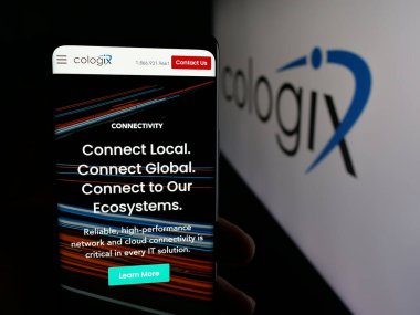Stuttgart, Almanya - 12-05-2025: ABD veri merkezi şirketi Cologix Inc. 'in web sayfası ile akıllı telefon sahibi kişi logonun önünde ekranda. Telefon ekranının merkezine odaklan.