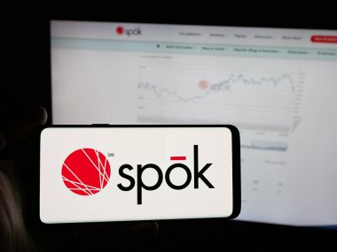 Stuttgart, Almanya - 12-05-2025: ABD 'li iletişim şirketi Spok Holding Inc.' nin logosunun bulunduğu akıllı telefon web sitesinin önünde ekranda. Telefon ekranına odaklan.