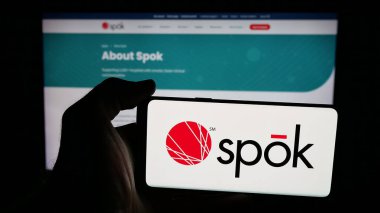 Stuttgart, Almanya - 12-05-2025: ABD 'li iletişim şirketi Spok Holding Inc.' nin logosunun bulunduğu cep telefonu web sayfası önünde ekranda. Telefon ekranına odaklan.