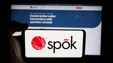 Stuttgart, Almanya - 12-05-2025: ABD 'li iletişim şirketi Spok Holding Inc.' nin logosunun bulunduğu cep telefonu web sayfası önünde ekranda. Telefon ekranına odaklan.