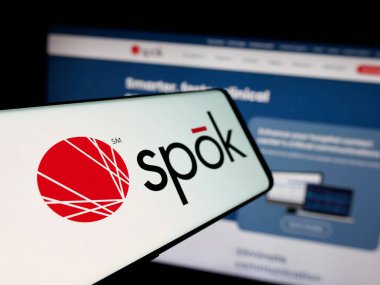 Stuttgart, Almanya - 12-05-2025: ABD 'li haberleşme şirketi Spok Holding Inc.' nin logosuna sahip akıllı telefon web sitesinin önünde ekranda. Telefon ekranının merkez soluna odaklan.