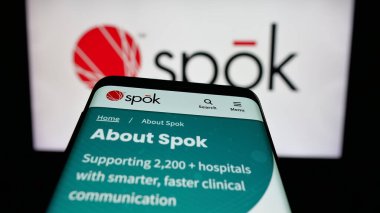 Stuttgart, Almanya - 12-05-2025: ABD 'li haberleşme şirketi Spok Holding Inc.' nin web sitesiyle birlikte logo önünde ekranda. Telefon ekranının sol üst kısmına odaklan.