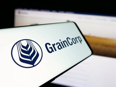 Stuttgart, Almanya - 12-05-2025: Avustralyalı emtia şirketi GrainCorp Ltd. 'nin logosuna sahip akıllı telefon web sitesinin önünde ekranda. Telefon ekranının soluna odaklan.