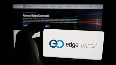 Stuttgart, Almanya - 12-05-2025: ABD 'li veri merkezi şirketi EdgeConneX Inc.' in logosunun bulunduğu cep telefonu web sayfası önünde ekranda. Telefon ekranına odaklan.