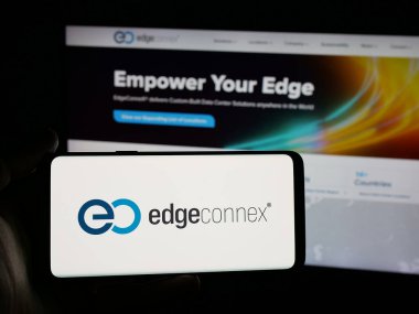 Stuttgart, Almanya - 12-05-2025: ABD 'li veri merkezi şirketi EdgeConneX Inc.' in logosunu taşıyan kişi web sitesinin önünde ekranda. Telefon ekranına odaklan.