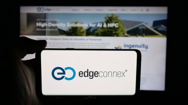Stuttgart, Almanya - 12-05-2025: ABD 'li veri merkezi şirketi EdgeConneX Inc.' in logosunun bulunduğu cep telefonu web sayfası önünde ekranda. Telefon ekranına odaklan.