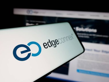 Stuttgart, Almanya - 12-05-2025: İnternet sitesi önünde ekranda ABD 'li veri merkezi şirketi EdgeConneX Inc.' in logosuna sahip akıllı telefon. Telefon ekranının merkez soluna odaklan.