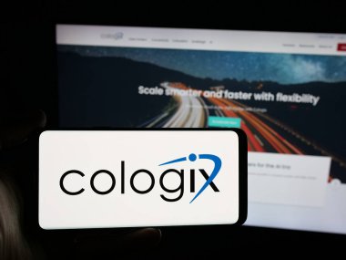 Stuttgart, Almanya - 12-05-2025: İnternet sitesinin önünde ekranda ABD 'li veri merkezi Cologix Inc.' in logosuna sahip akıllı telefonu tutan kişi. Telefon ekranına odaklan.