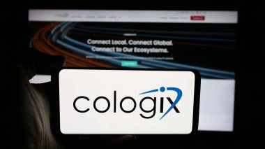 Stuttgart, Almanya - 12-05-2025: Web sayfası önünde ekranda ABD 'li veri merkezi Cologix Inc.' in logosunun bulunduğu cep telefonu sahibi kişi. Telefon ekranına odaklan.