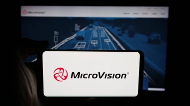 Stuttgart, Almanya - 12-05-2025: ABD 'li teknoloji şirketi MicroVision Inc.' in logosunun bulunduğu cep telefonu web sayfasının önünde ekranda. Telefon ekranına odaklan.