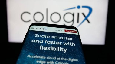 Stuttgart, Almanya - 12-05-2025: ABD 'li veri merkezi şirketi Cologix Inc.' in web sitesiyle birlikte cep telefonu logonun önünde ekranda. Telefon ekranının sol üst kısmına odaklan.