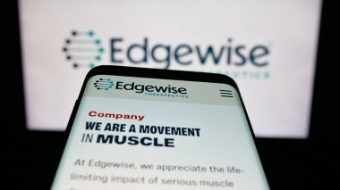 Stuttgart, Almanya - 12-05-2025: Biyofarma şirketi Edgewise Therapeutics Inc. 'in web sitesiyle birlikte cep telefonu logonun önünde ekranda. Telefon ekranının sol üst kısmına odaklan.