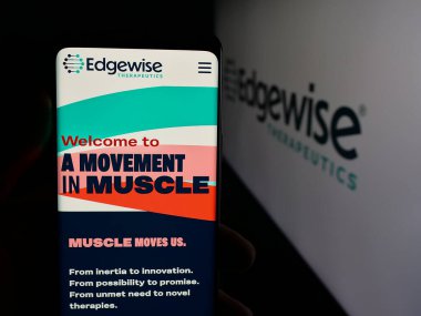 Stuttgart, Almanya - 12-05-2025: Biyofarma şirketi Edgewise Therapeutics Inc. 'in web sayfası olan cep telefonu logonun önünde ekranda. Telefon ekranının merkezine odaklan.