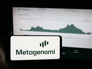Stuttgart, Almanya - 12-05-2025: ABD 'li biyoteknoloji şirketi Metagenomi Inc.' in logosunun bulunduğu akıllı telefon web sitesi önünde ekranda. Telefon ekranına odaklan.