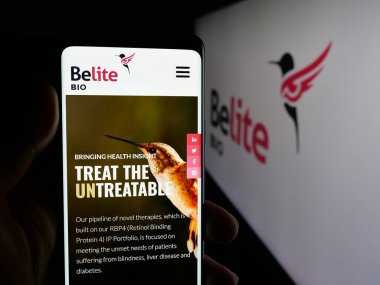 Stuttgart, Almanya - 12-05-2025: ABD 'li biyofarmasötik şirketi Belite Bio Inc.' in web sayfası ile akıllı telefon sahibi kişi logonun önünde ekranda. Telefon ekranının merkezine odaklan.