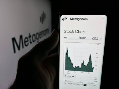 Stuttgart, Almanya - 12-05-2025: ABD 'li biyoteknoloji şirketi Metagenomi Inc.' in web sayfası ile akıllı telefon sahibi kişi logonun önünde ekranda. Telefon ekranının merkezine odaklan.
