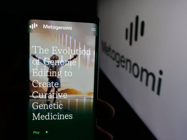 Stuttgart, Almanya - 12-05-2025: ABD 'li biyoteknoloji şirketi Metagenomi Inc.' in web sayfası olan cep telefonu logonun önünde ekranda. Telefon ekranının merkezine odaklan.