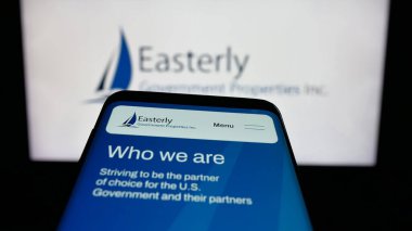 Stuttgart, Almanya - 12-05-2025: Easterly Government Properties Inc. şirketinin web sitesiyle birlikte cep telefonu logonun önünde ekranda. Telefon ekranının sol üst kısmına odaklan.