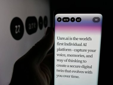 Stuttgart, Almanya - 12-05-2025: Yapay zeka şirketi Uare.ai 'nin web sayfası olan cep telefonu logonun önünde ekranda. Telefon ekranının merkezine odaklan.