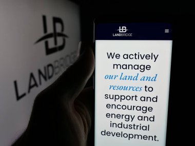 Stuttgart, Almanya - 12-05-2025: ABD enerji şirketi LandBridge Company LLC 'nin web sayfası ile akıllı telefon sahibi kişi logonun önünde ekranda. Telefon ekranının merkezine odaklan.