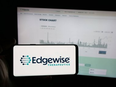 Stuttgart, Almanya - 12-05-2025: İnternet sitesinin önünde ekranda biyofarma şirketi Edgewise Therapeutics Inc. 'in logosuna sahip akıllı telefonu tutan kişi. Telefon ekranına odaklan.