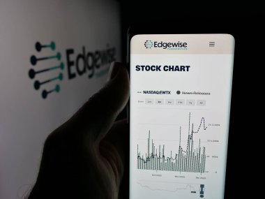 Stuttgart, Almanya - 12-05-2025: Biyofarma şirketi Edgewise Therapeutics Inc. 'in web sayfası ile akıllı telefonu olan kişi logonun önünde ekranda. Telefon ekranının merkezine odaklan.