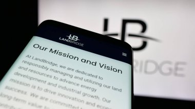 Stuttgart, Almanya - 12-05-2025: ABD 'li enerji şirketi LandBridge Company LLC' nin web sitesi bulunan cep telefonu logonun önünde ekranda. Telefon ekranının sol üst kısmına odaklan.