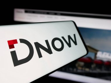 Stuttgart, Almanya - 12-08-2025: İnternet sitesi önünde ekranda ABD 'li enerji çözüm şirketi Dnow Inc.' nin logosuna sahip akıllı telefon. Telefon ekranının soluna odaklan.