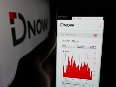 Stuttgart, Almanya - 12-08-2025: ABD enerji çözüm şirketi Dnow Inc. 'nin web sayfası ile akıllı telefon sahibi kişi logonun önünde ekranda. Telefon ekranının merkezine odaklan.