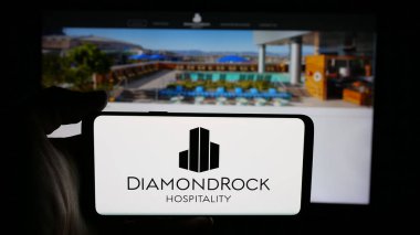 Stuttgart, Almanya - 12-08-2025: REIT şirketi DiamondRock Misafirperverlik Şirketi logosu olan cep telefonu web sayfasının önünde ekranda. Telefon ekranına odaklan.