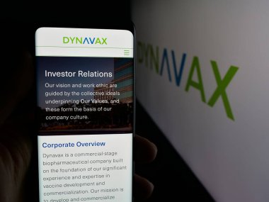 Stuttgart, Almanya - 12-08-2025: Biyofarma şirketi Dynavax Technologies Corp 'un web sayfası olan cep telefonu logonun önünde ekranda. Telefon ekranının merkezine odaklan.