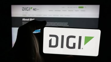 Stuttgart, Almanya - 12-08-2025: ABD 'li IIoT şirketi Digi International Inc.' in logosunun bulunduğu cep telefonu web sayfasının önünde ekranda. Telefon ekranına odaklan.