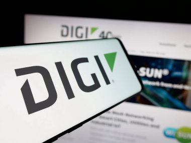 Stuttgart, Almanya - 12-08-2025: Web sitesi önünde ekranda ABD 'li IIoT şirketi Digi International Inc.' in logosuna sahip akıllı telefon. Telefon ekranının merkez soluna odaklan.