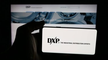 Stuttgart, Almanya - 12-10-2025: ABD 'li dağıtım şirketi DXP Enterprises Inc.' in logosunun bulunduğu cep telefonu web sayfasının önünde ekranda. Telefon ekranına odaklan.