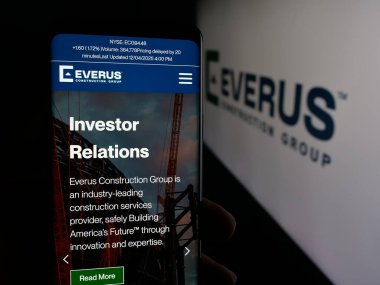 Stuttgart, Almanya - 12-10-2025: ABD 'li Everus İnşaat Grubu Inc. şirketinin web sayfası olan cep telefonu logosu önünde ekranda. Telefon ekranının merkezine odaklan.