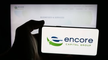 Stuttgart, Almanya - 12-10-2025: Finans şirketi Encore Capital Group Inc. 'nin logosunun bulunduğu cep telefonu web sayfasının önünde ekranda. Telefon ekranına odaklan.