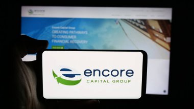 Stuttgart, Almanya - 12-10-2025: Finans şirketi Encore Capital Group Inc. 'nin logosunun bulunduğu cep telefonu web sayfasının önünde ekranda. Telefon ekranına odaklan.
