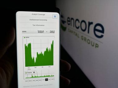 Stuttgart, Almanya - 12-10-2025: Finans şirketi Encore Capital Group Inc. 'nin web sayfası olan cep telefonu logonun önünde ekranda. Telefon ekranının merkezine odaklan.