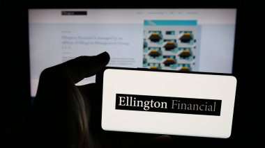 Stuttgart, Almanya - 12-10-2025: ABD 'li mortgage şirketi Ellington Financial Inc.' in logosunun bulunduğu cep telefonu web sayfasının önünde ekranda. Telefon ekranına odaklan.